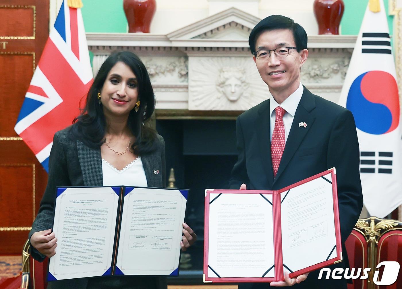 본문 이미지 - 방문규 산업통상자원부 장관이 22일(현지시간) 영국 런던 맨션하우스에서 클레어 쿠티노 에너지안보탄소중립부 장관과 청정에너지 파트너십, 해상풍력·원전협력 업무협약을 체결하고 있다. (산업통상자원부 제공) 2023.11.23/뉴스1
