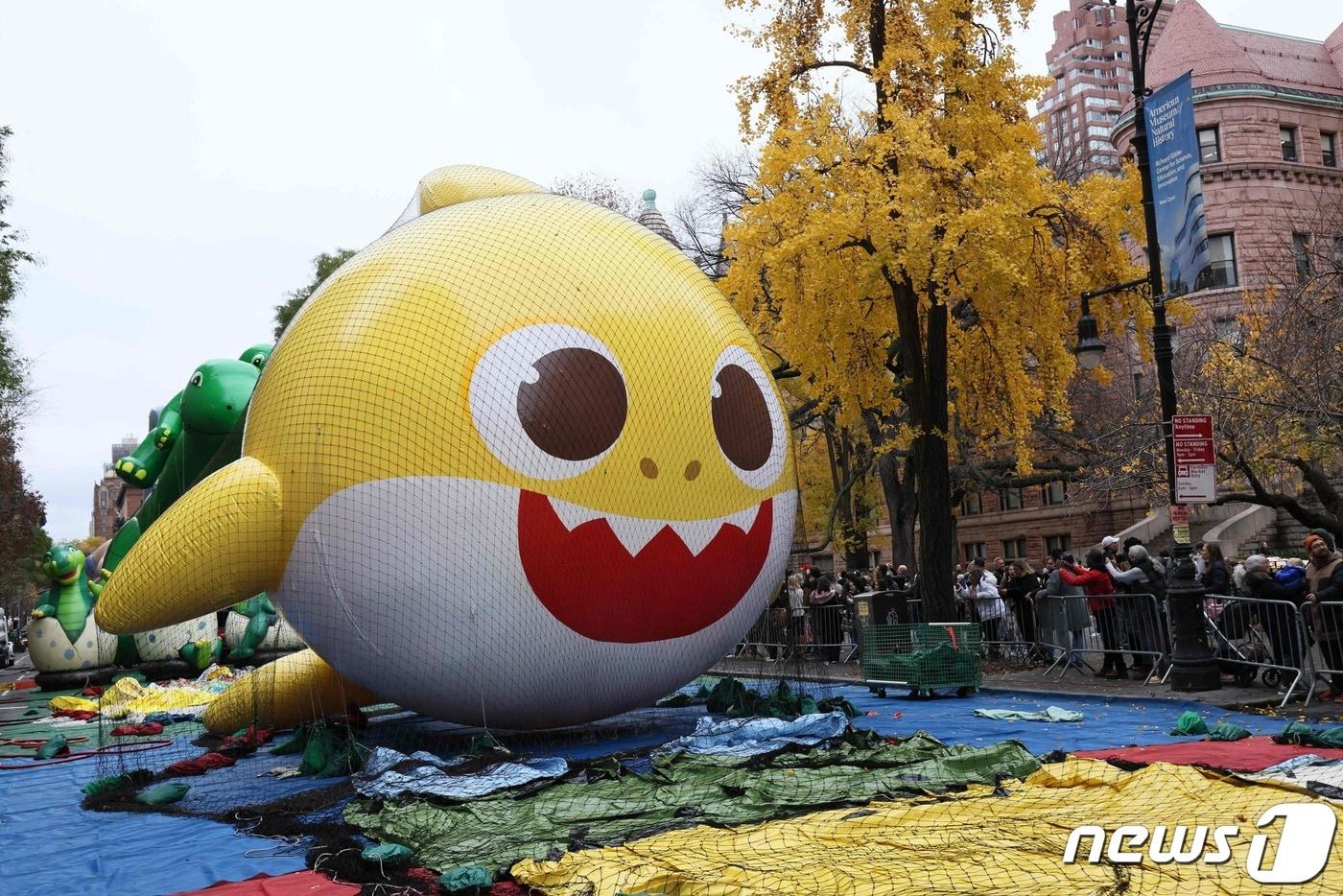 22일&#40;현지시간&#41; 미국 뉴욕에서 추수감사절을 맞아 대형 캐릭터 풍선들이 전시된 가운데 아기상어 올리의 모습이 보이고 있다. 2023.11.23 ⓒ AFP=뉴스1 ⓒ News1 정지윤 기자