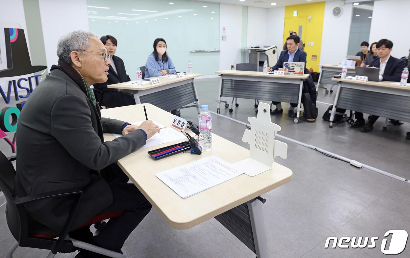 본문 이미지 - 유인촌 문화체육관광부 장관이 23일 서울 중구 한국관광공사 서울센터에서 관광업계 전략 간담회를 하고 있다. (문화체육관광부 제공) 2023.11.23/뉴스1