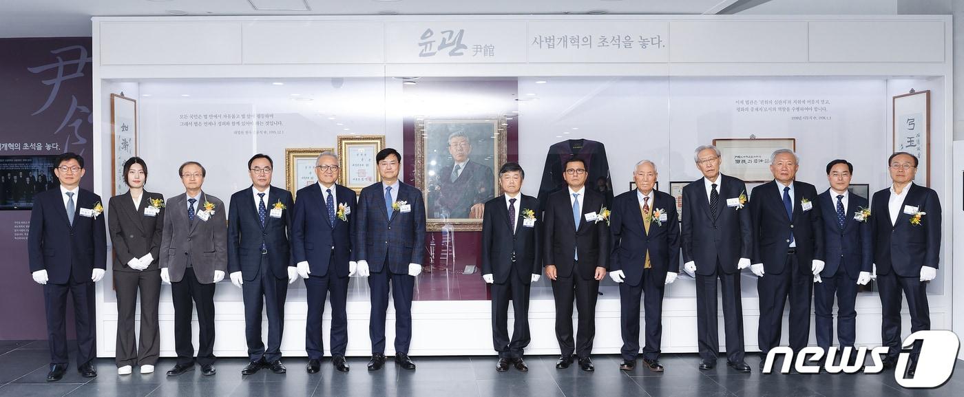 본문 이미지 - 왼쪽부터 박동진 연세대 법학전문대학원장, 조성민 법학전문대학원 학생회장, 박승한 연구부총장·대학원장, 이진우 국제캠퍼스부총장, 김동훈 행정·대외부총장, 서승환 총장, 윤준 서울고등법원장, 이경률 총동문회장, 김석수 전 국무총리·전 대법관, 이흥복 전 서울중앙지방법원장, 박상은 전 국회의원, 이진동 서울서부지방검찰청 검사장, 황성택 법과대학·법학전문대학원 동창회장. (연세대 제공)