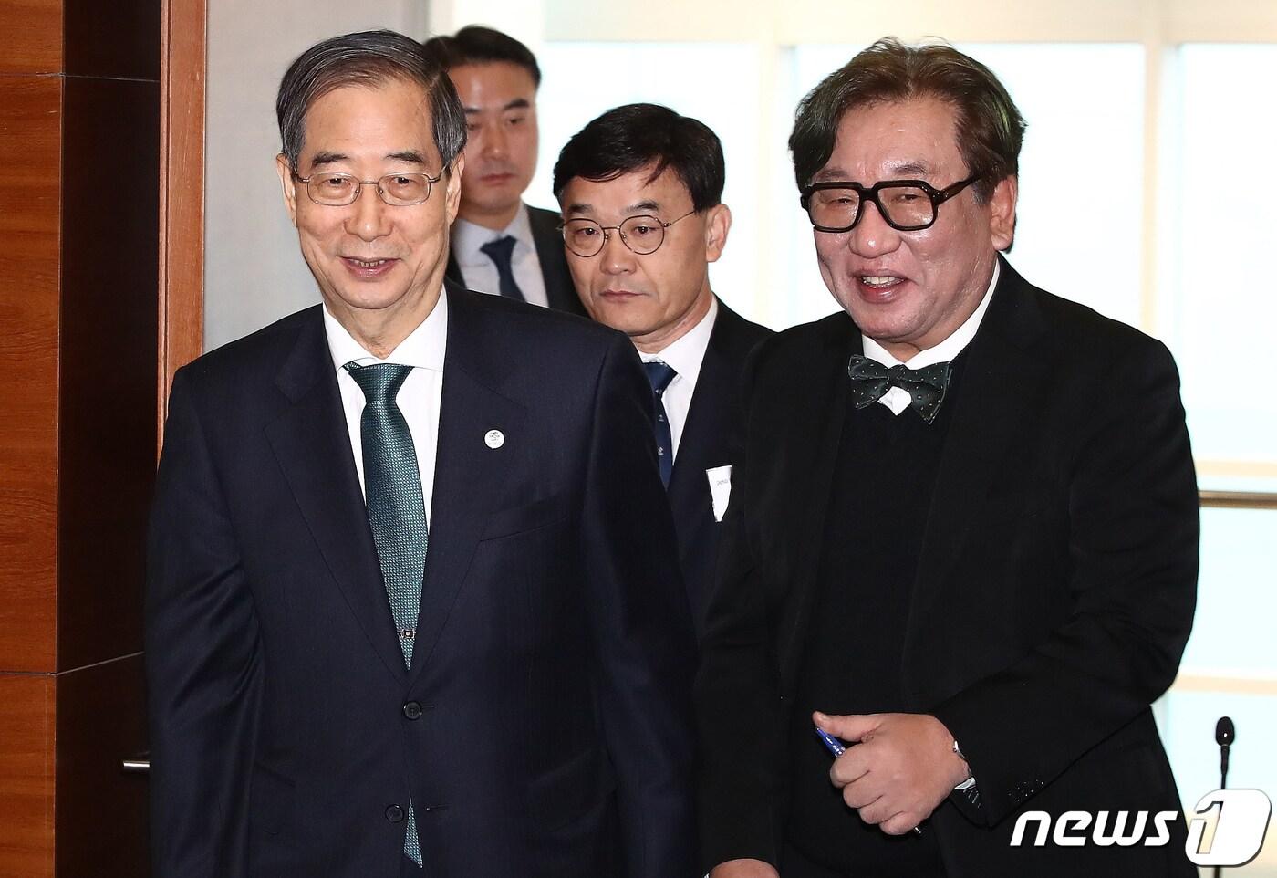 본문 이미지 - 한덕수 국무총리(왼쪽)와 김상협 탄소중립녹색성장위원회 민간위원장이 23일 서울 마포구 누리꿈스퀘어에서 열린 탄소중립녹색성장위원회 전체회의에 참석하고 있다. 2023.11.23/뉴스1 ⓒ News1 박세연 기자