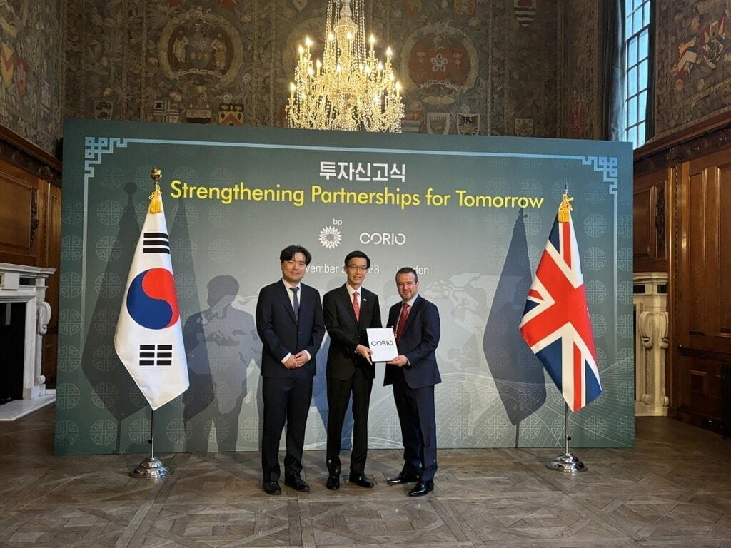 본문 이미지 - 22일 영국 런던에서 열린 투자신고식에서 방문규 산업통산자원부 장관(가운데), 조너선 콜 코리오제너레이션 CEO(오른쪽), 최우진 코리오제너레이션 한국 총괄 대표가 기념촬영하고 있다.(코리오제너레이션 제공)
