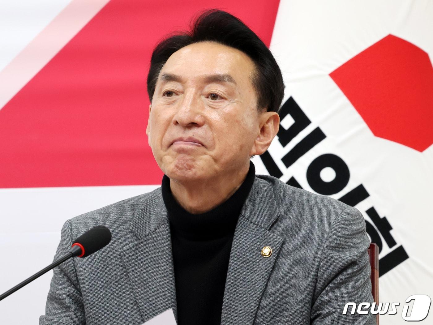 본문 이미지 - 김석기 국민의힘 최고위원 보궐선거 후보자가 23일 오후 서울 여의도 국회에서 열린 제9차 전국위원회에 자리하고 있다. 2023.11.23/뉴스1 ⓒ News1 황기선 기자