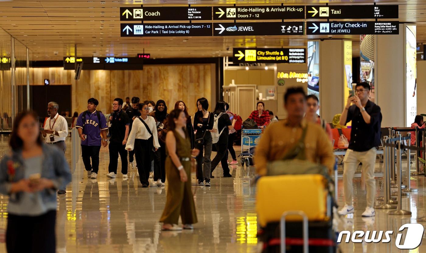 23일 오전(현지시간) 싱가포르 창이국제공항에서 관광객들이 공항과 쥬얼창이 연결통로를 걷고 있다. 쥬얼창이는 기존 창이공항 시설 확장 및 허브 공항 활성화를 목표로 설치됐다. 쇼핑 및 식사, 전시, 레저시설 등을 갖춘 공항 시설 역할과 지역 명소 역할을 동시에 수행하는 성공 사례로 손 꼽히고 있다. 인천공항공사는 공항 및 배후지역 개발을 통해 복합문화공간 및 공항연관산업 생태계 조성을 위해 신규 항공수요 창출, 새로운 경제 성장동력을 추진할 계획이다. 2023.11.23/뉴스1 ⓒ News1 장수영 기자