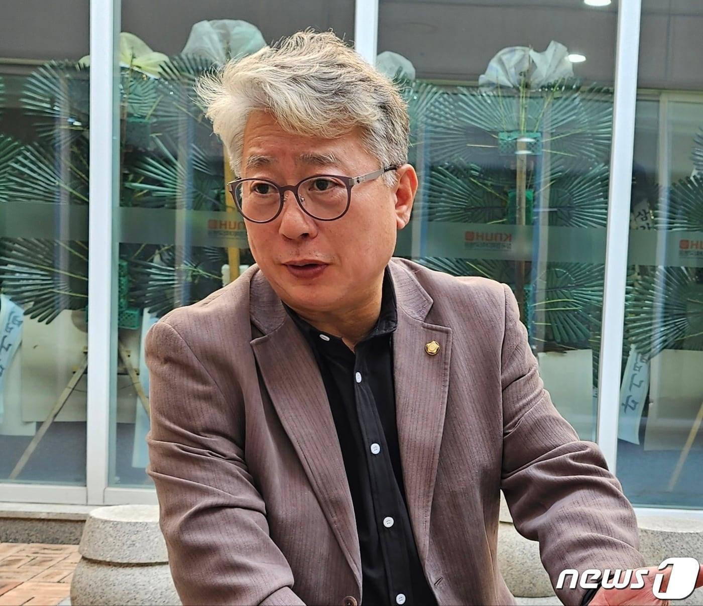 본문 이미지 - 조응천 더불어민주당 의원(경기 남양주시갑)이 23일 대구에서 취재진과 만나 여야의 내년 총선과 관련해 발언하고 있다. 2023.11.23/뉴스1 ⓒ News1 남승렬 기자