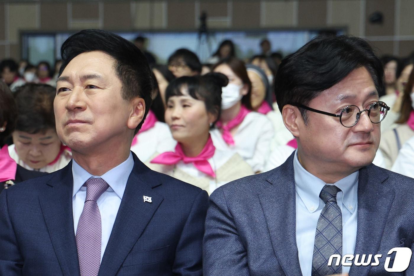 김기현 국민의힘 대표(왼쪽)와 홍익표 더불어민주당 원내대표가 23일 오후 서울 중구 장충체육관에서 열린 대한간호협회 100주년 기념대회에 참석해 나란히 자리에 앉아 있다. 2023.11.23/뉴스1 ⓒ News1 신웅수 기자