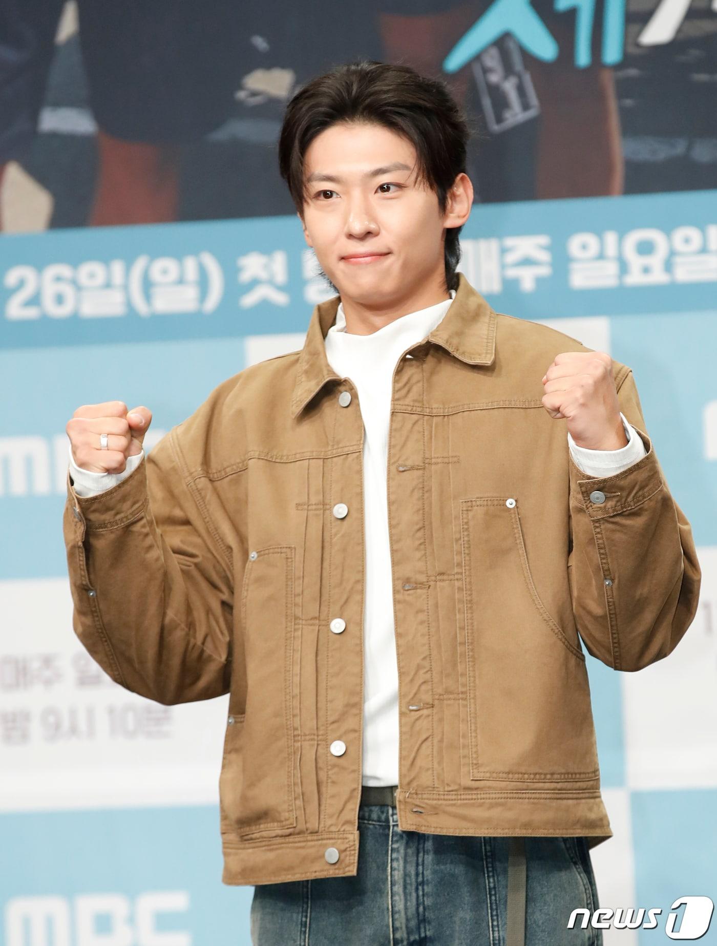 본문 이미지 - 방송인 덱스가 23일 서울 마포구 상암 MBC 골든마우스홀에서 열린 예능 프로그램 MBC ‘태어난 김에 세계일주 시즌3’(연출 김지우, 이하 '태계일주3') 제작발표회에서 포즈를 취하고 있다. 2023.11.23/뉴스1 ⓒ News1 권현진 기자