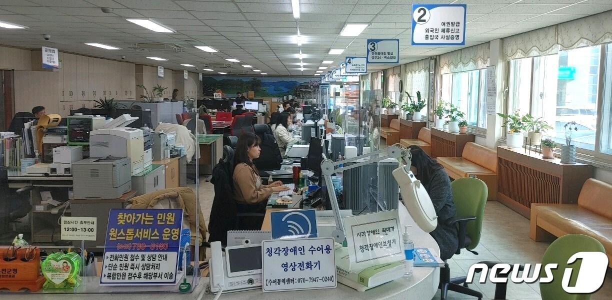본문 이미지 - 충북 옥천군청 민원실 모습 /뉴스1 