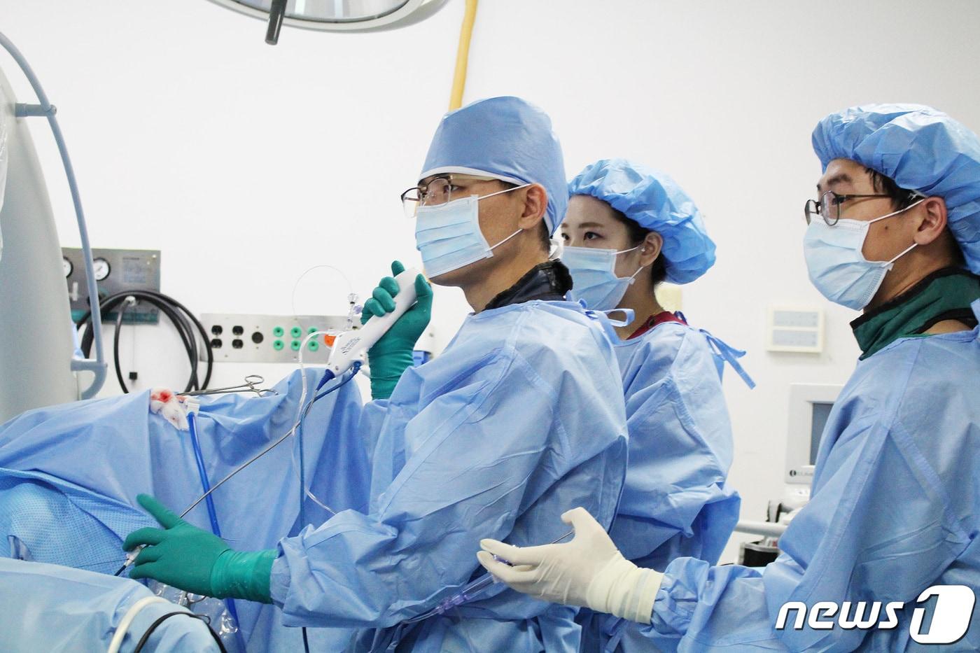 창원 에스엠지 연세병원 비뇨의학과 의료진이 수술을 진행하고 있다.(에스엠지 연세병원 제공)