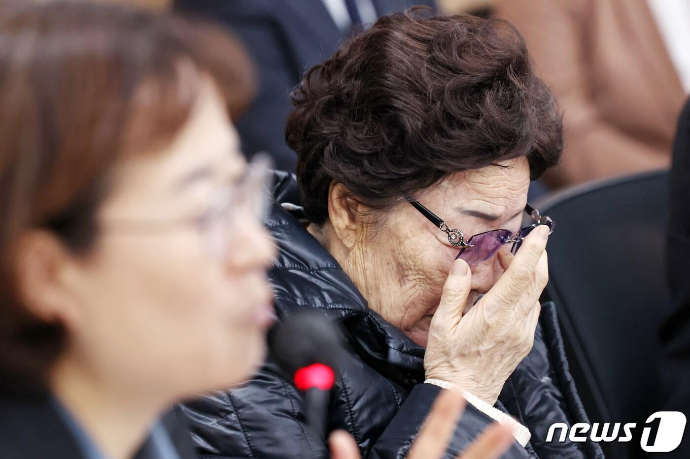 본문 이미지 - 일본군 위안부 피해자 이용수 할머니가 23일 오후 서울 서초구 민주사회를 위한 변호사모임 사무실에서 열린 '항소심 선고 결과에 대한 입장 발표 기자회견'에서 생각에 잠겨 있다. . 2023.11.23/뉴스1 ⓒ News1 민경석 기자