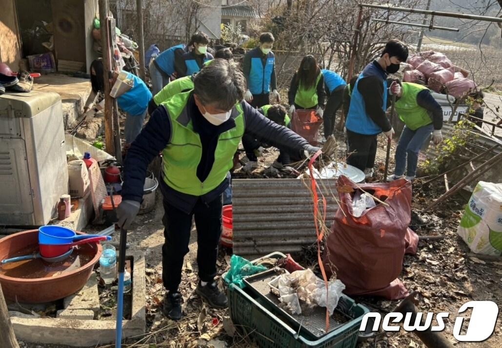 본문 이미지 - 23일 대구도시개발공사와 한국부동산원 직원들이 대구 군위군 국가유공자 노후주택을 찾아 폐기물 등을 정리하는 봉사활동을 펼치고 있다.(대구도시개발공사 제공)