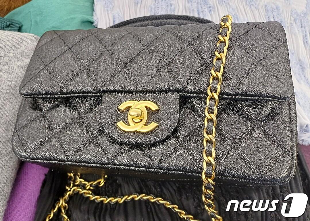 본문 이미지 - 제주시에 적발된 짝퉁 샤넬 백.(제주시 제공)