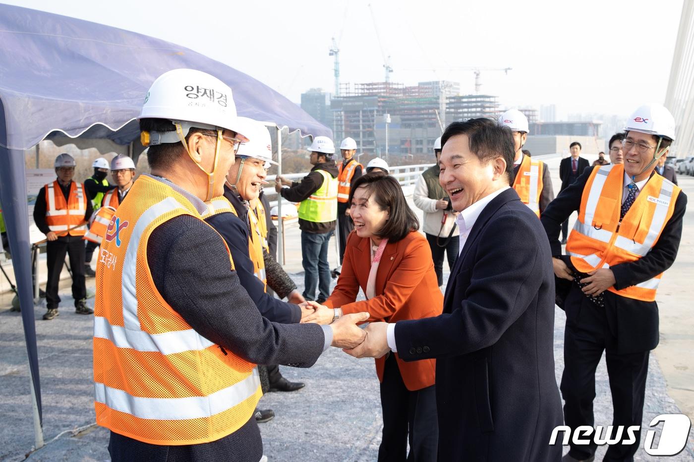 원희룡 국토교통부 장관이 23일 오후 서울 강동구 고덕대교 건설현장을 방문, 현장 관계자 등을 격려하고 있다. (국토교통부 제공) 2023.11.23/뉴스1