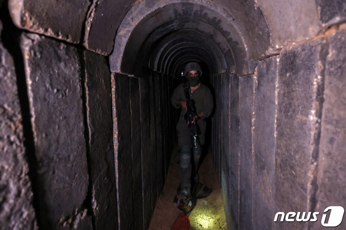 이스라엘군이 팔레스타인 무장정파 하마스의 은신처로 사용되었다면서 22일(현지시간) 알시파 병원 아래 터널을 공개했다. 무장한 이스라엘 군인이 터널 내에서 이동하고 있다. ⓒ 로이터=뉴스1 ⓒ News1 최종일 기자