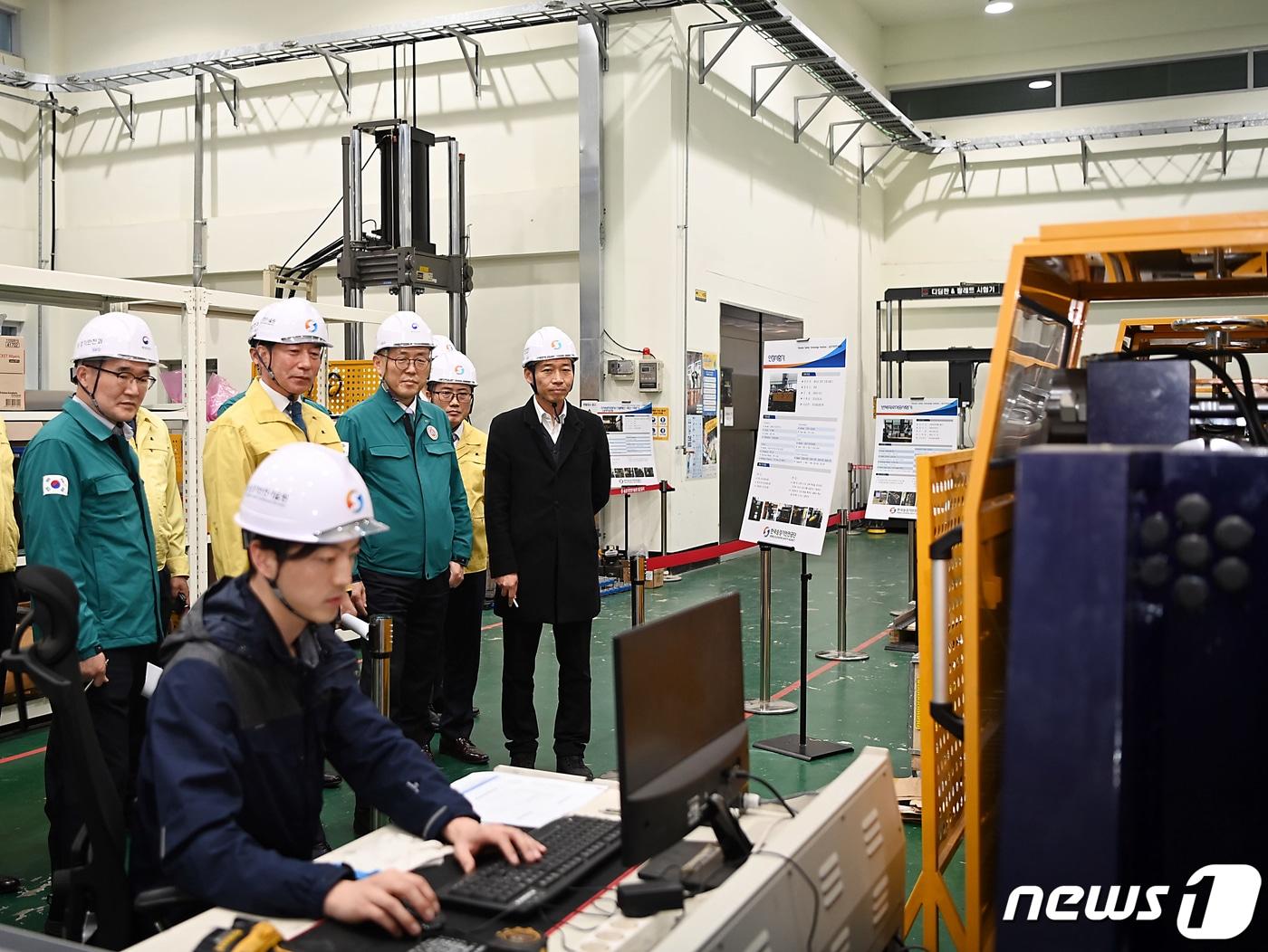 본문 이미지 - 이한경 행정안전부 재난안전관리본부장이 경상남도 거창군 승강기안전기술원을 방문해 안전인증 시설(시험연구동)을 점검하고 있다. (행정안전부 제공) 2023.11.23/뉴스1