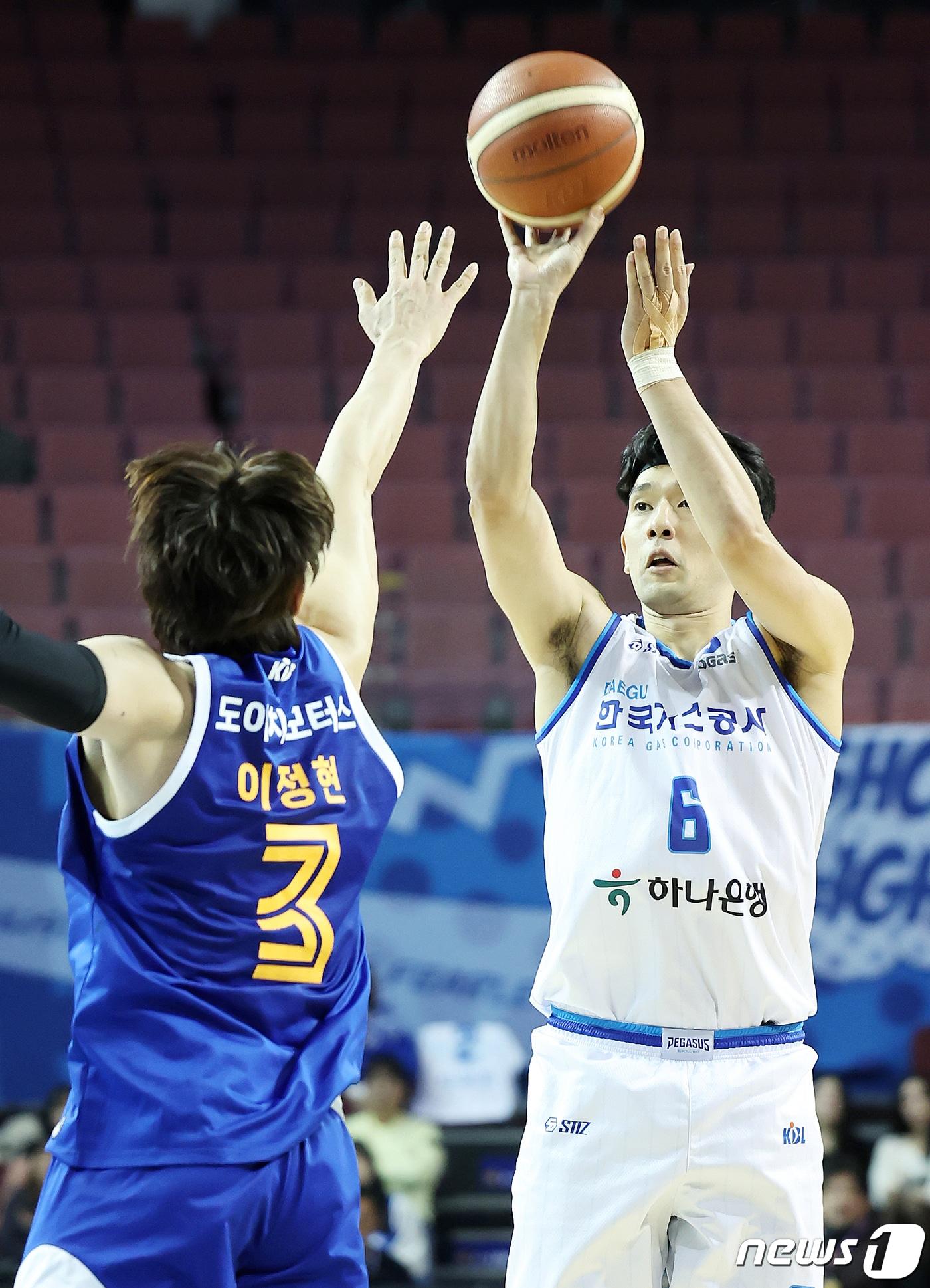 본문 이미지 - 23일 오후 서울 송파구 잠실실내체육관에서 열린 2023-2024 KBL 정관장 프로농구 삼성 썬더스와 한국가스공사 페가수스의 경기에서 가스공사 차바위가 외곽슛을 시도하고 있다. 2023.11.23 ⓒ 뉴스1 DB