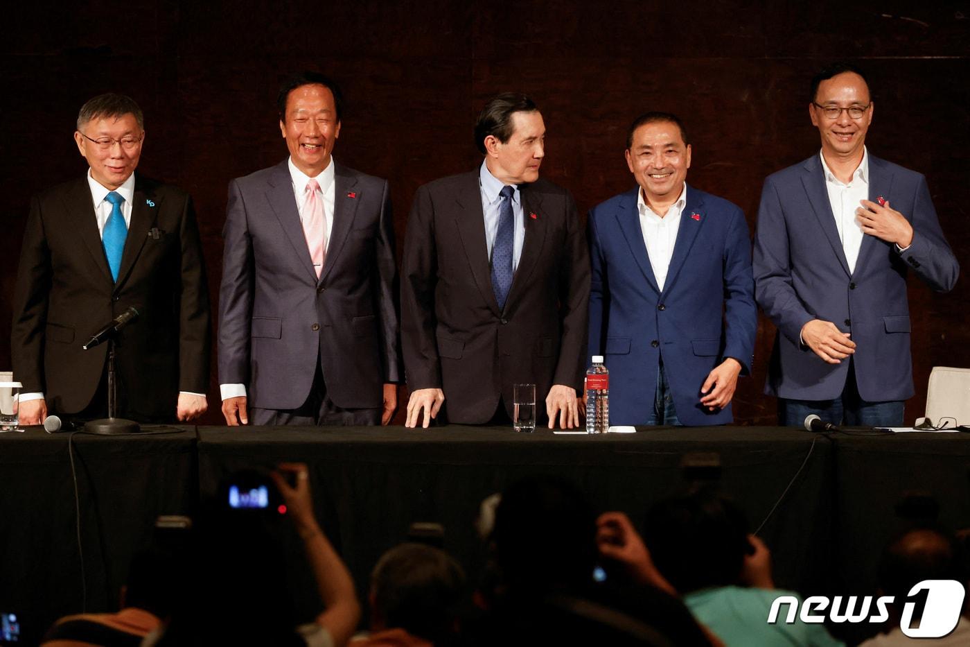 23일(현지시간) 제1야당 국민당 허우유이 후보(우측 2번째)와 제2야당 민중당 커원저 후보(좌측), 그리고 무소속 출마를 선언한 폭스콘의 창업자 테리 구(중국명 궈타이밍, 좌측 2번째)가 야권 단일화를 위한 3자 회담을 벌였지만 협상은 결렬됐다. 2023.11.23. ⓒ 로이터=뉴스1 ⓒ News1 정윤영 기자