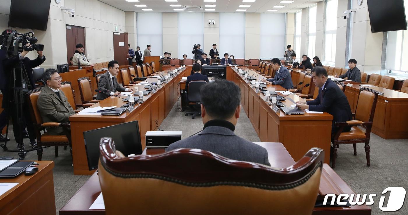 본문 이미지 - 김영배 위원장이 24일 오전 서울 여의도 국회에서 열린 정치개혁특별위원회 법안심사제1소위원회를 주재하고 있다. 2023.11.24/뉴스1 ⓒ News1 임세영 기자