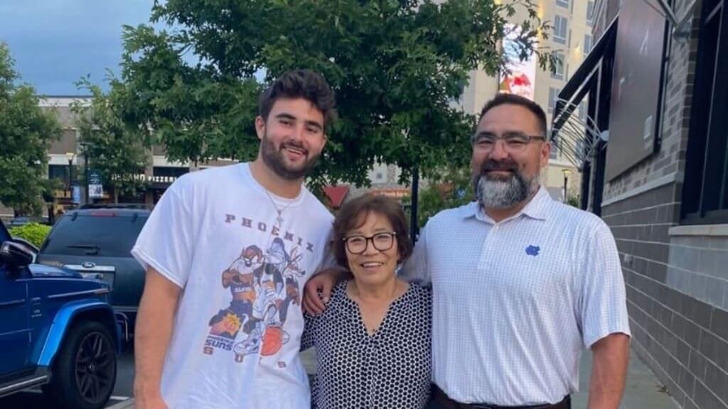 본문 이미지 - 미식축구 한국계 선수로 유명한 샘 하웰이 가족들과 함께 사진을 촬영하고 있다. 24일 엑스(트위터) 갈무리 