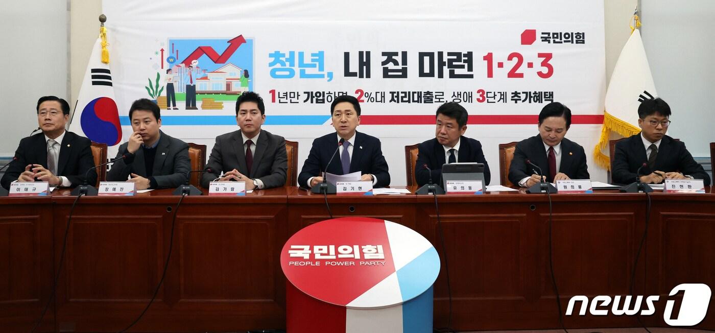 본문 이미지 - 김기현 국민의힘 대표가 24일 오전 서울 여의도 국회에서 열린 '청년, 내 집 마련 지원을 위한 당정협의회'에서 모두발언을 하고 있다. 2023.11.24/뉴스1 ⓒ News1 황기선 기자
