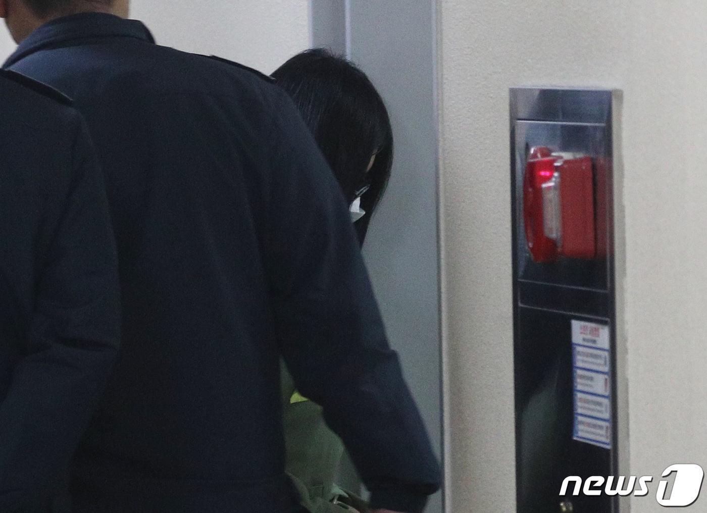 본문 이미지 - 일면식도 없는 또래 여성을 살해하고 시신을 훼손·유기한 정유정(23)이 24일 오전 부산 연제구 부산고등법원에서 열린 1심 선고 공판에서 무기징역을 선고받은 뒤 법원을 나서고 있다. 2023.11.24/뉴스1 ⓒ News1 윤일지 기자