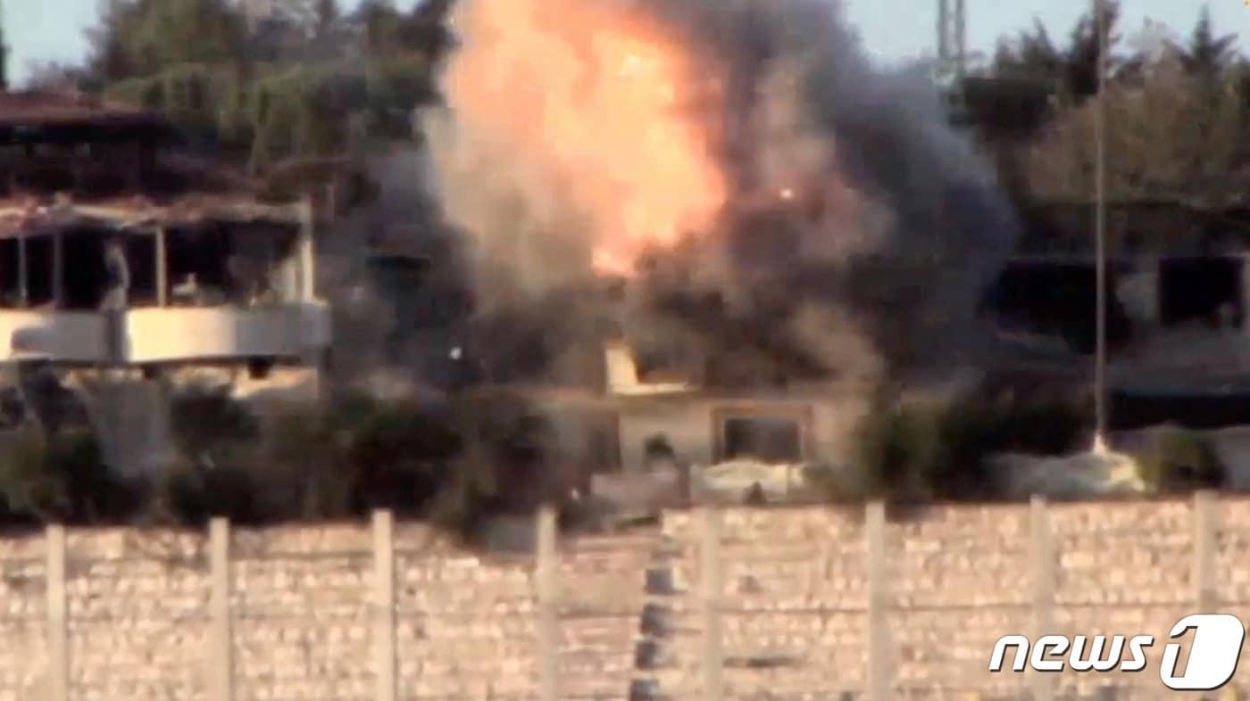 본문 이미지 - 23일(현지시간) 공개된 영상에서 이스라엘군이 레바논 무장정파 헤즈볼라를 표적으로 삼고 레바논의 한 건물에 공격을 가하고 있다. 2023.11.24 ⓒ 로이터=뉴스1 ⓒ News1 정지윤 기자