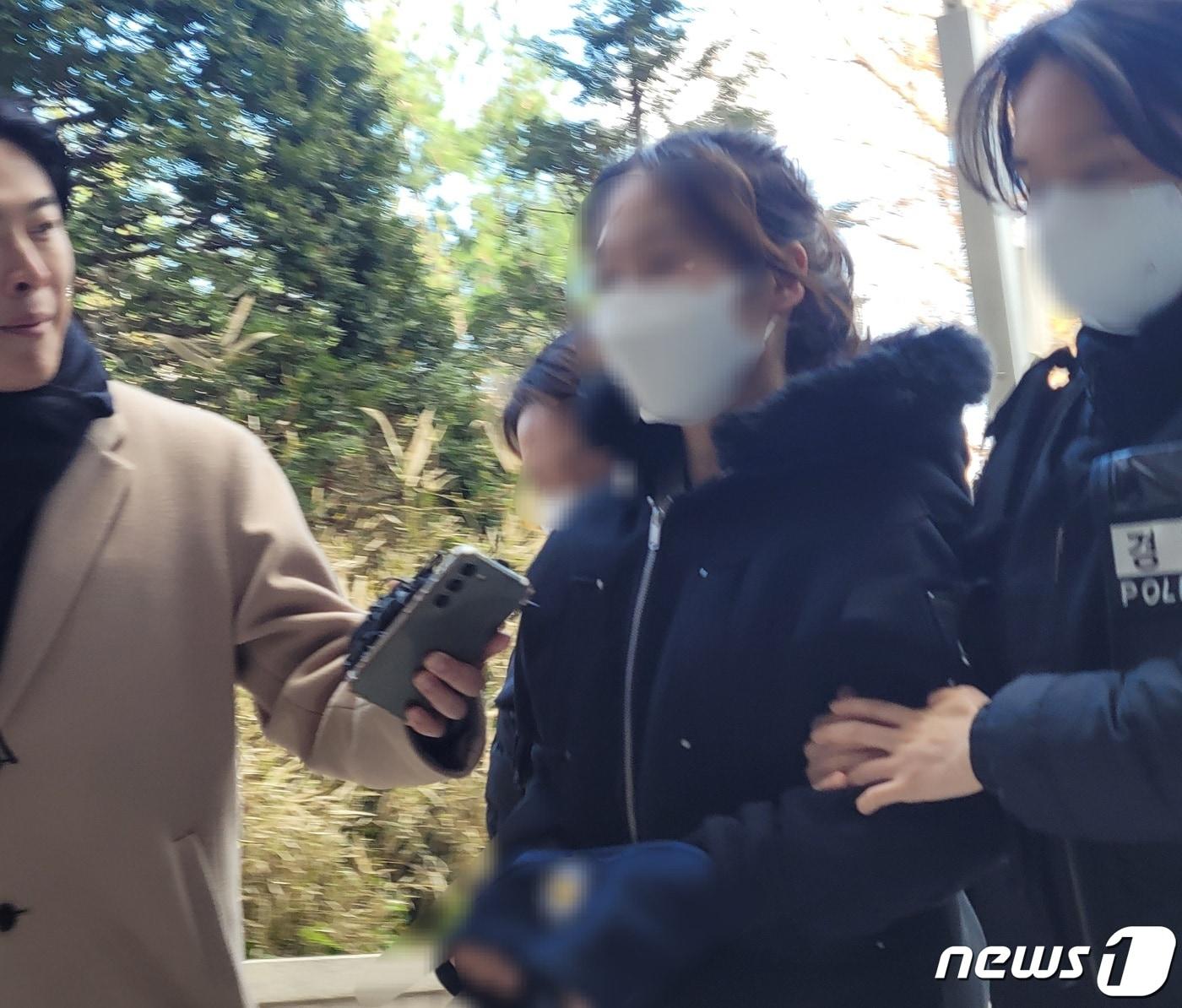 본문 이미지 - 24일 마약에 취해 운항중인 비행기 비상구 문을 열려고 한 20대 여성 A씨가 구속 전 피의자 심문(영장실질심사)을 받기 위해 인천지방법원에 출석하고 있다.2023.11.24/ 뉴스1 ⓒ News1 이시명 기자