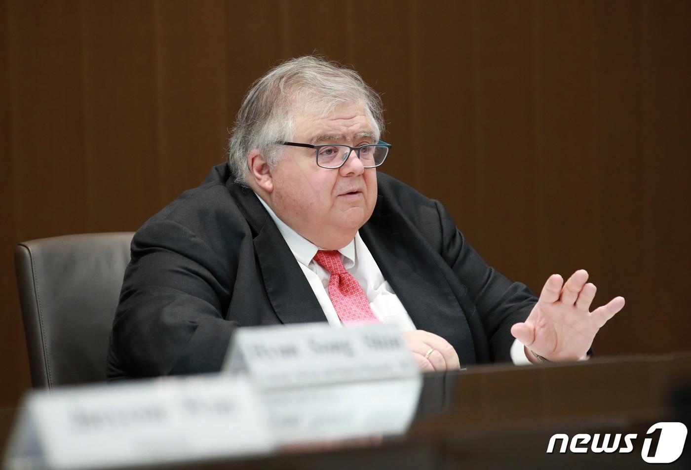 본문 이미지 - 아구스틴 카르스텐스 국제결제은행(BIS) 사무총장이 지난 24일 오전 서울 중구 한국은행에서 열린 기자간담회에서 답변하고 있다. (한국은행 제공) 2023.11.26 ⓒ 뉴스1
