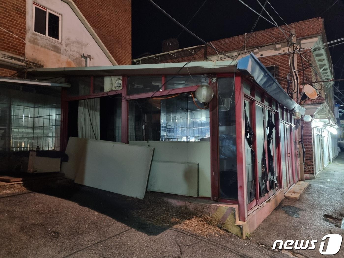 본문 이미지 -  24일 오전 0시께 찾은 경기 파주시 파주읍 연풍리에 위치한 성매매 업소 집결지 '용주골'. 오랫동안 방치된 탓인지 한 업소가 폐허처럼 변해 있었다.2023.11.24./뉴스1 양희문 기자