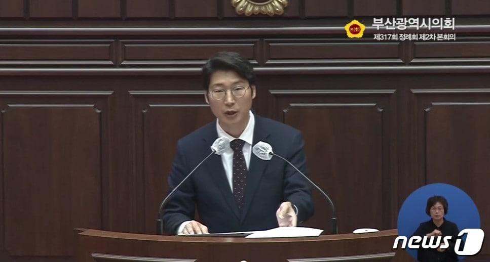 본문 이미지 - 송현준 부산시의원이 24일 열린 제317회 정례회 제2차 본회의에서 5분자유발언을 하고 있다.(부산시의회 영상회의록 갈무리)