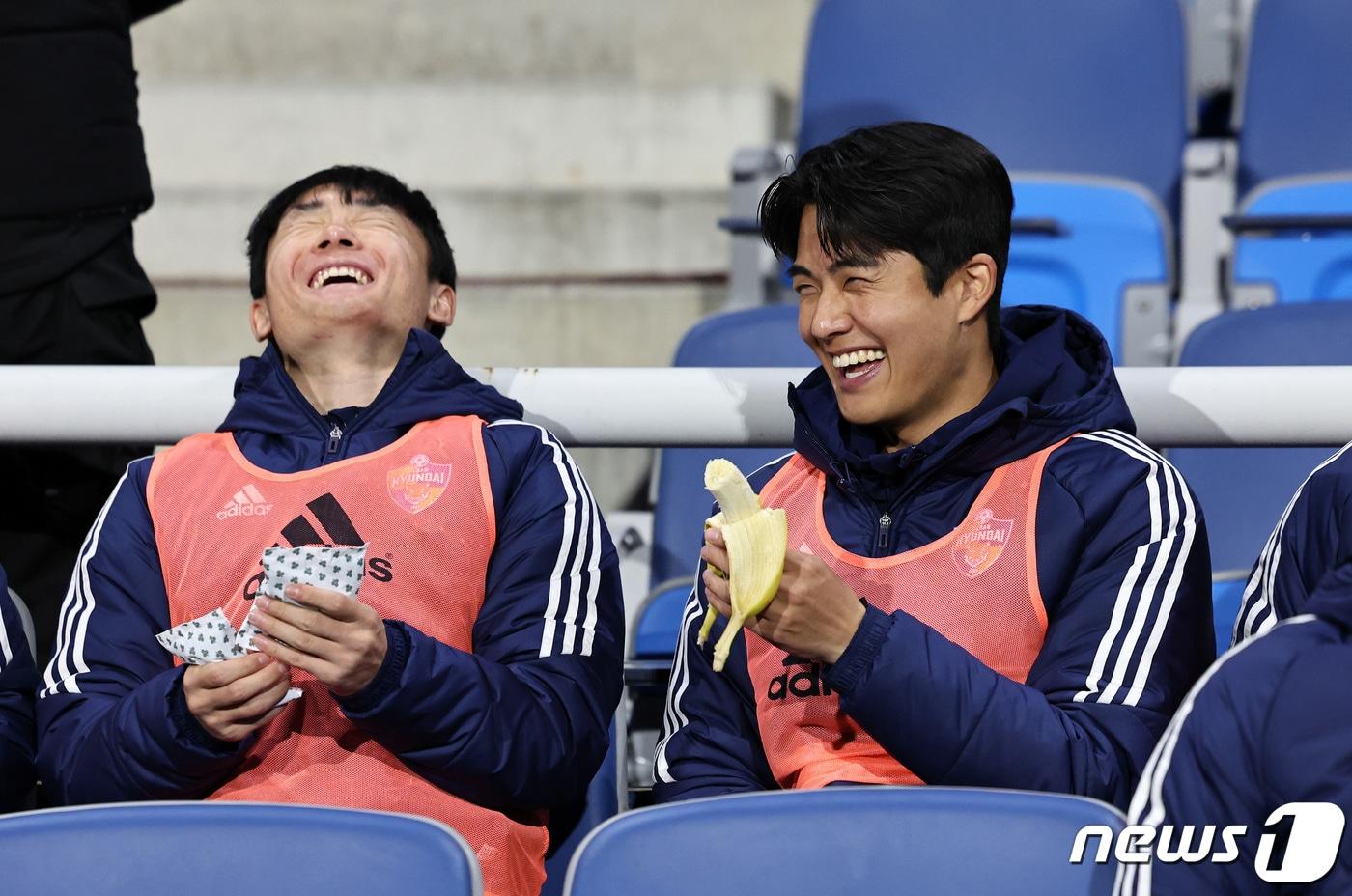 24일 오후 인천 중구 도원동 인천축구전용경기장에서 열린 프로축구 '하나원큐 K리그1 2023' 37라운드 인천유나이티드와 울산현대의 경기에서 울산 설영우가 동료들과 웃으며 대화하고 있다. 2023.11.24/뉴스1 ⓒ News1 구윤성 기자