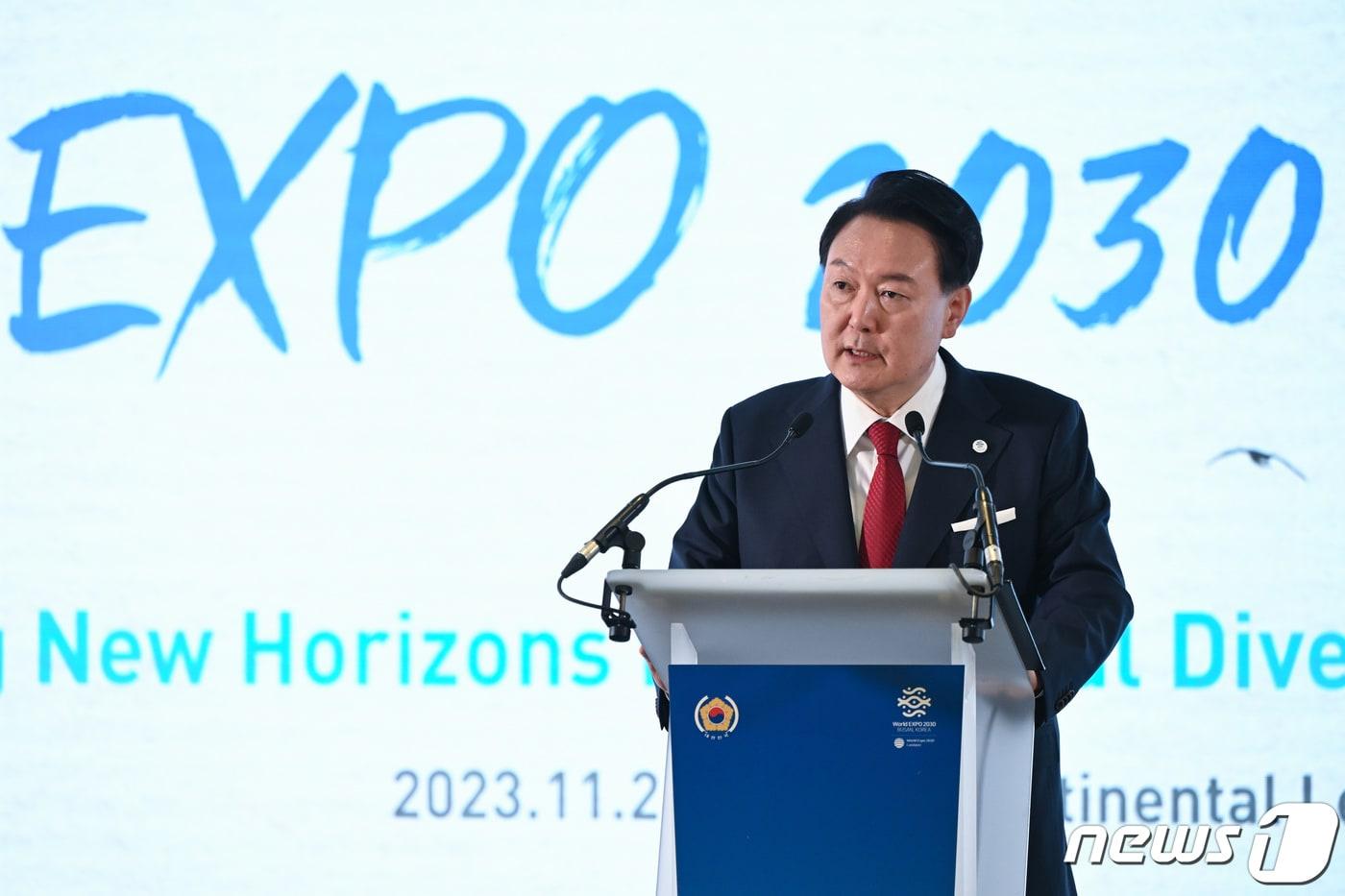 프랑스 파리를 방문한 윤석열 대통령이 23일(현지시간) 파리 시내의 한 호텔에서 열린 국제박람회기구(BIE) 대표 교섭 만찬에서 환영사를 하고 있다. (대통령실 홈페이지) 2023.11.25/뉴스1 ⓒ News1 오대일 기자