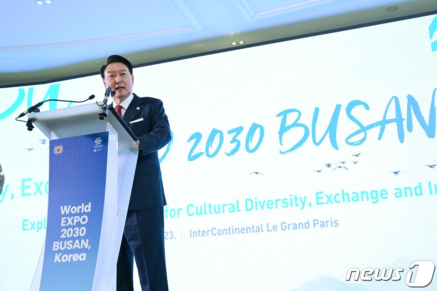 프랑스 파리를 방문한 윤석열 대통령이 지난 23일(현지시간) 파리 시내의 한 호텔에서 열린 국제박람회기구(BIE) 대표 교섭 만찬에서 환영사를 하고 있다. (대통령실 홈페이지) 2023.11.25/뉴스1 ⓒ News1 오대일 기자