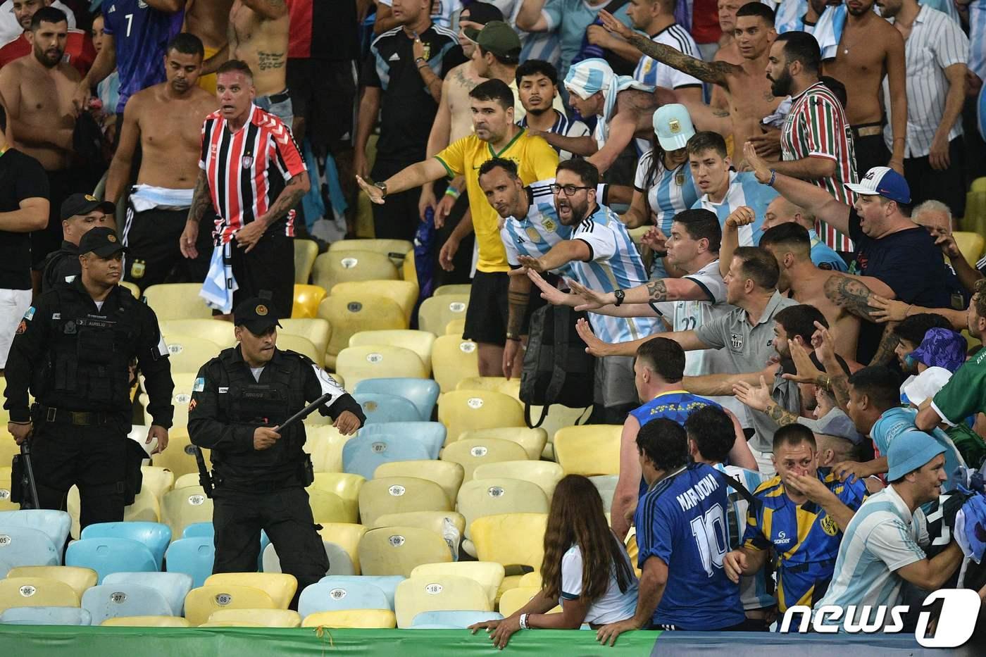 브라질과 아르헨티나의 경기 도중 팬들끼리 충돌한 모습 ⓒ AFP=뉴스1