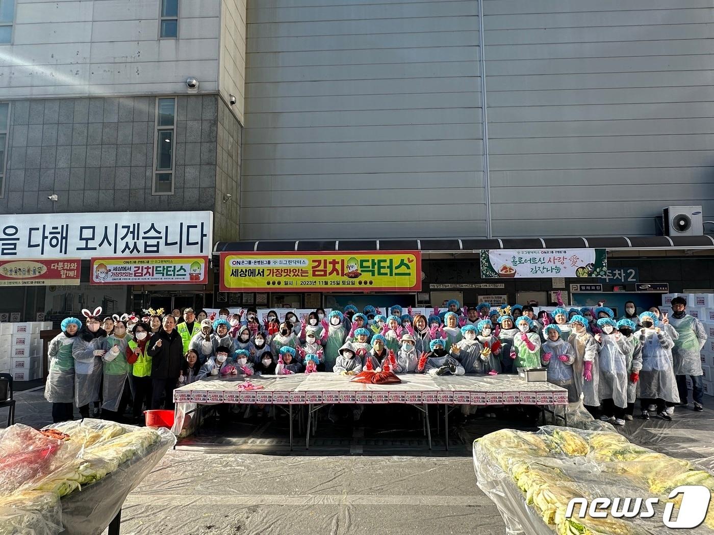 본문 이미지 -  25일 오전 부산 부산진구 온종합병원에서 '김치닥터스 사랑의 김장나눔' 행사가 열리고 있다. (그린닥터스재단 제공)