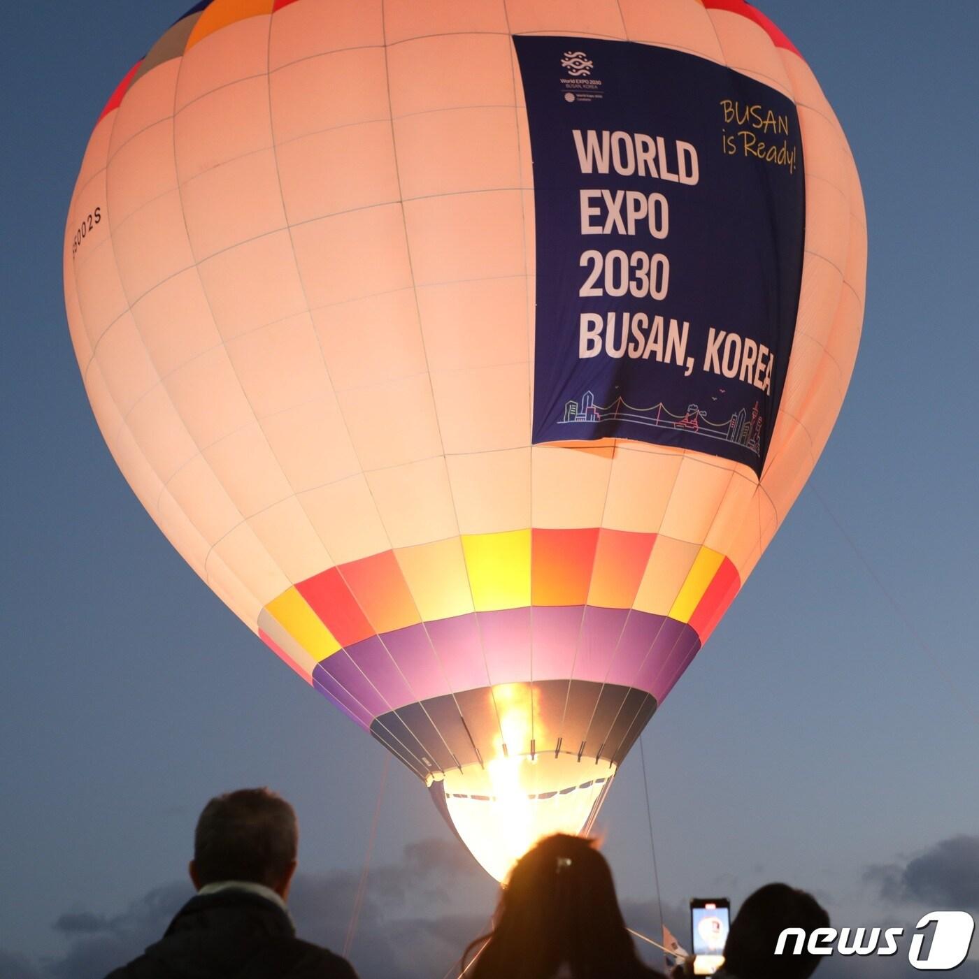 본문 이미지 -  25일 오후 5시30분께 부산 해운대구 해운대해수욕장에서 엑스포 유치 기원 열기구가 떠오르고 있다./2023.11.25 ⓒ News1 노경민 기자