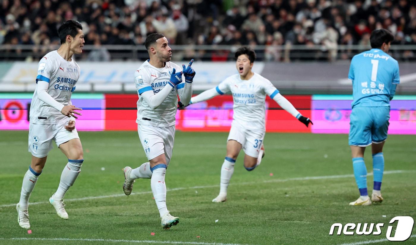 25일 오후 서울 마포구 서울월드컵경기장에서 열린 프로축구 ‘2023 하나원큐’ K리그1 37라운드 FC서울과 수원삼성의 경기, 후반 수원 삼성 바사니가 선취골을 넣은 뒤 환호하고 있다. 2023.11.25/뉴스1 ⓒ News1 김진환 기자