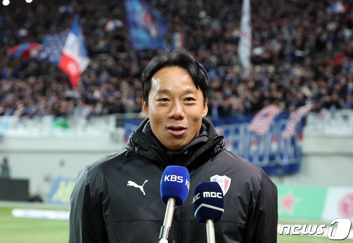 25일 오후 서울 마포구 서울월드컵경기장에서 열린 프로축구 ‘2023 하나원큐’ K리그1 37라운드 FC서울과 수원삼성의 경기, 후반 바사니의 결승골로 1대0 승리를 거둔 수원 삼성 염기훈 감독대행(가운데)이 경기 후 인터뷰를 하고 있다. 2023.11.25/뉴스1 ⓒ News1 김진환 기자