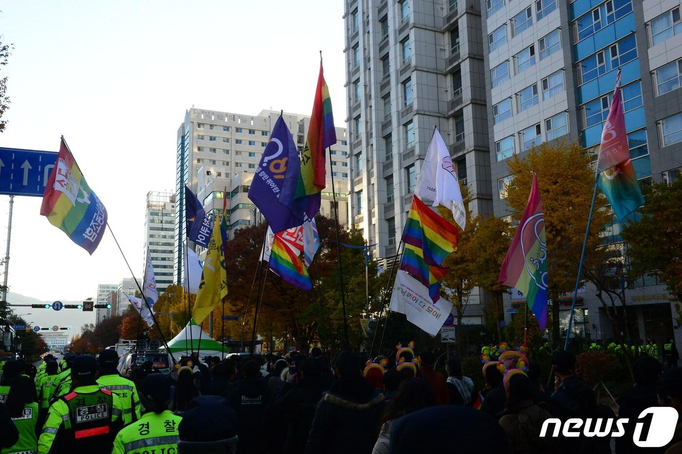 본문 이미지 - 25일 창원시 성산구의 도심에서 퀴어문화축제 참가자들이 행진을 벌이고 있다. 2023.11.25 ⓒ 뉴스1 박민석 기자