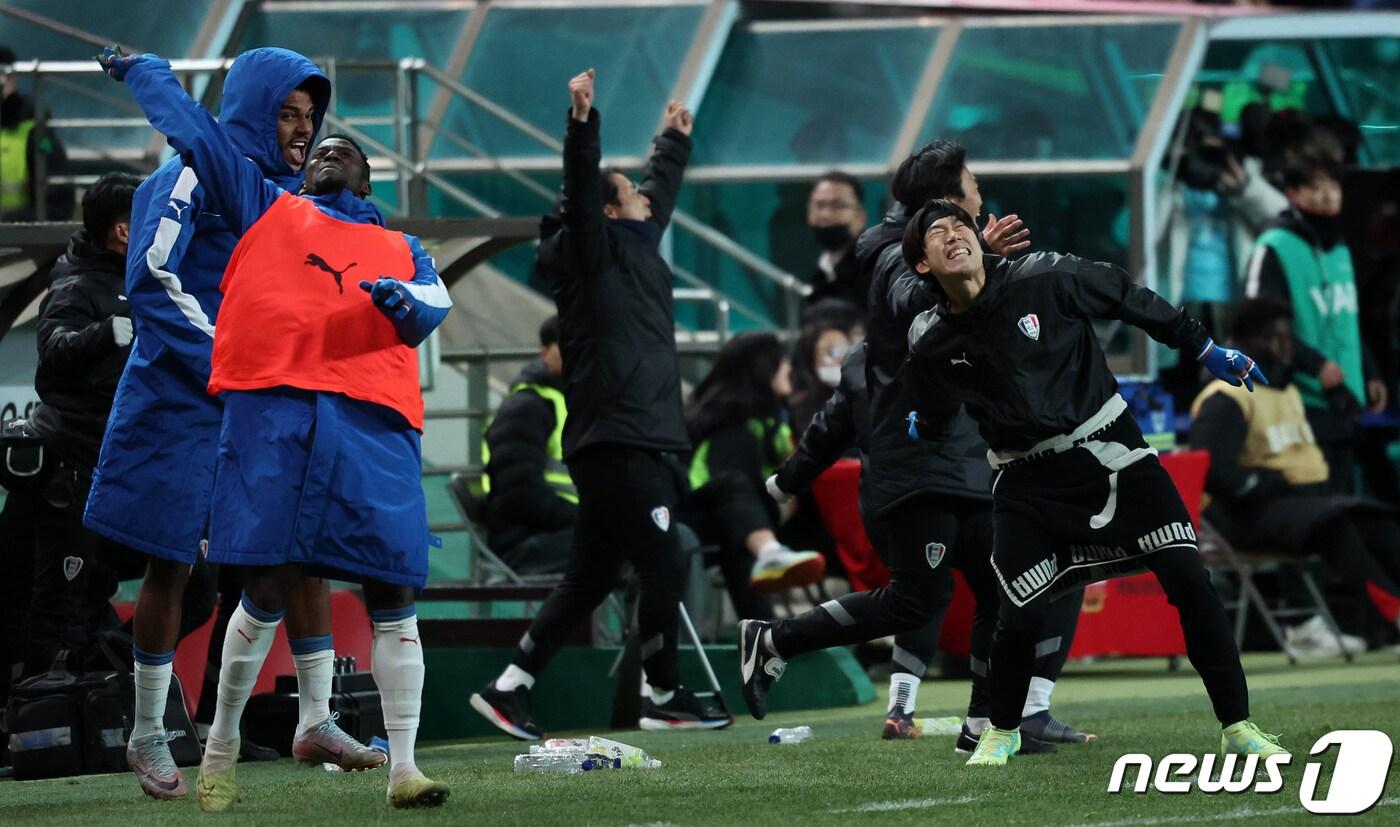 본문 이미지 - 지난달 25일 오후 서울 마포구 서울월드컵경기장에서 열린 프로축구 ‘2023 하나원큐’ K리그1 37라운드 FC서울과 수원삼성의 경기, 후반 바사니의 결승골로 1대0 승리를 거둔 수원 삼성 벤치의 선수 및 코칭스태프들이 기쁨을 나누고 있다. 2023.11.25/뉴스1 ⓒ News1 김진환 기자