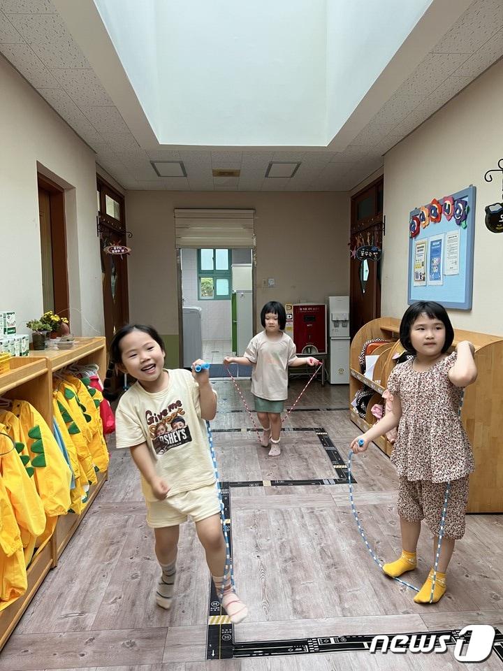 본문 이미지 - 조도초등학교병설유치원(원장 심우창)- 진도군 조도병설유치원은 '2023공립유치원 돌봄교실 공모'를 통해 기존 시간보다 1시간 연장한 오후 6시까지 운영,  맞벌이 가정 학부모들의 양육 부담을 덜어주고 있다.(전남교육청 제공)/뉴스1 