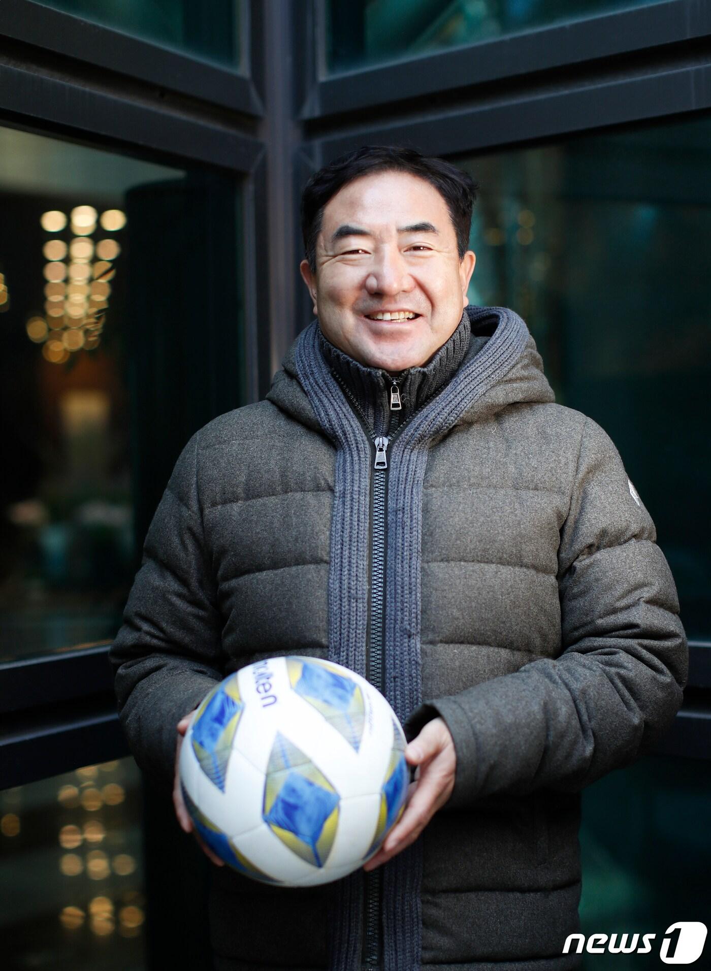 본문 이미지 - 강철 화성FC 감독이 24일 서울 종로구 뉴스1 사옥에서 열린 인터뷰에 앞서 포즈를 취하고 있다. 2023.11.26/뉴스1 ⓒ News1 권현진 기자