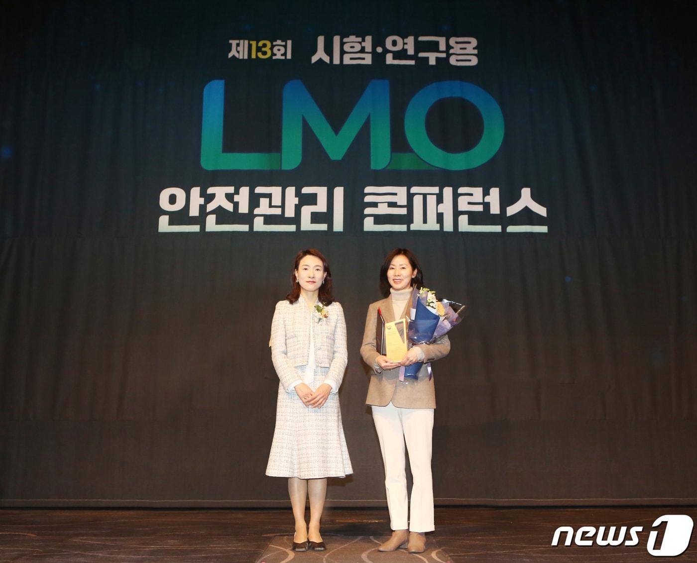 본문 이미지 - 김영혜 과학기술정보통신부 첨단바이오기술과장(왼쪽)과 김경아 삼성바이오에피스 개발본부장이 24일 서울 서초구 양재 엘타워에서 열린 제13회 시험·연구용 LMO 안전관리 콘퍼런스에서 시험·연구용 LMO 안전관리 우수 기관 장관상 수상식 후 기념 사진을 찍고 있다.(삼성바이오에피스 제공)/뉴스1 ⓒ News1