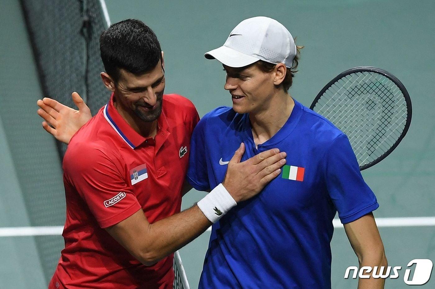 본문 이미지 - 2023 데이비스컵 4강서 맞대결을 펼친 야닉 시너(오른쪽)와 노박 조코비치. ⓒ AFP=뉴스1