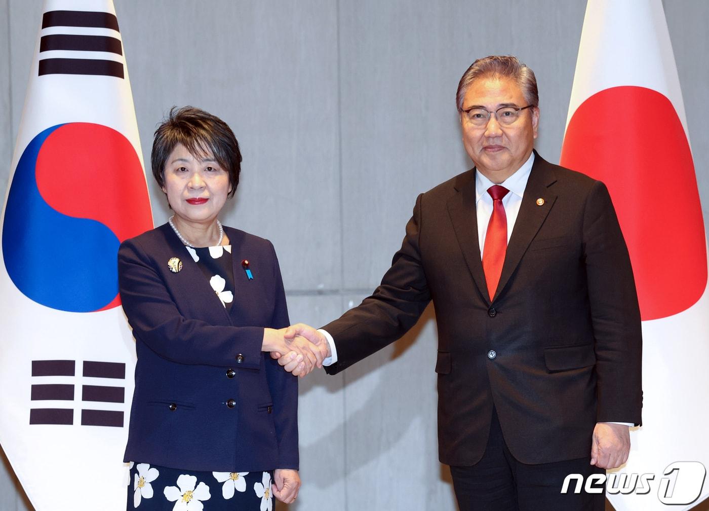 본문 이미지 - 박진 외교부 장관과 가미카와 요코 일본 외무상이 26일 오전 부산 해운대구 시그니엘 부산에서 열린 한일외교장관 회담에서 악수를 하고 있다. 2023.11.26/뉴스1 ⓒ News1 김명섭 기자