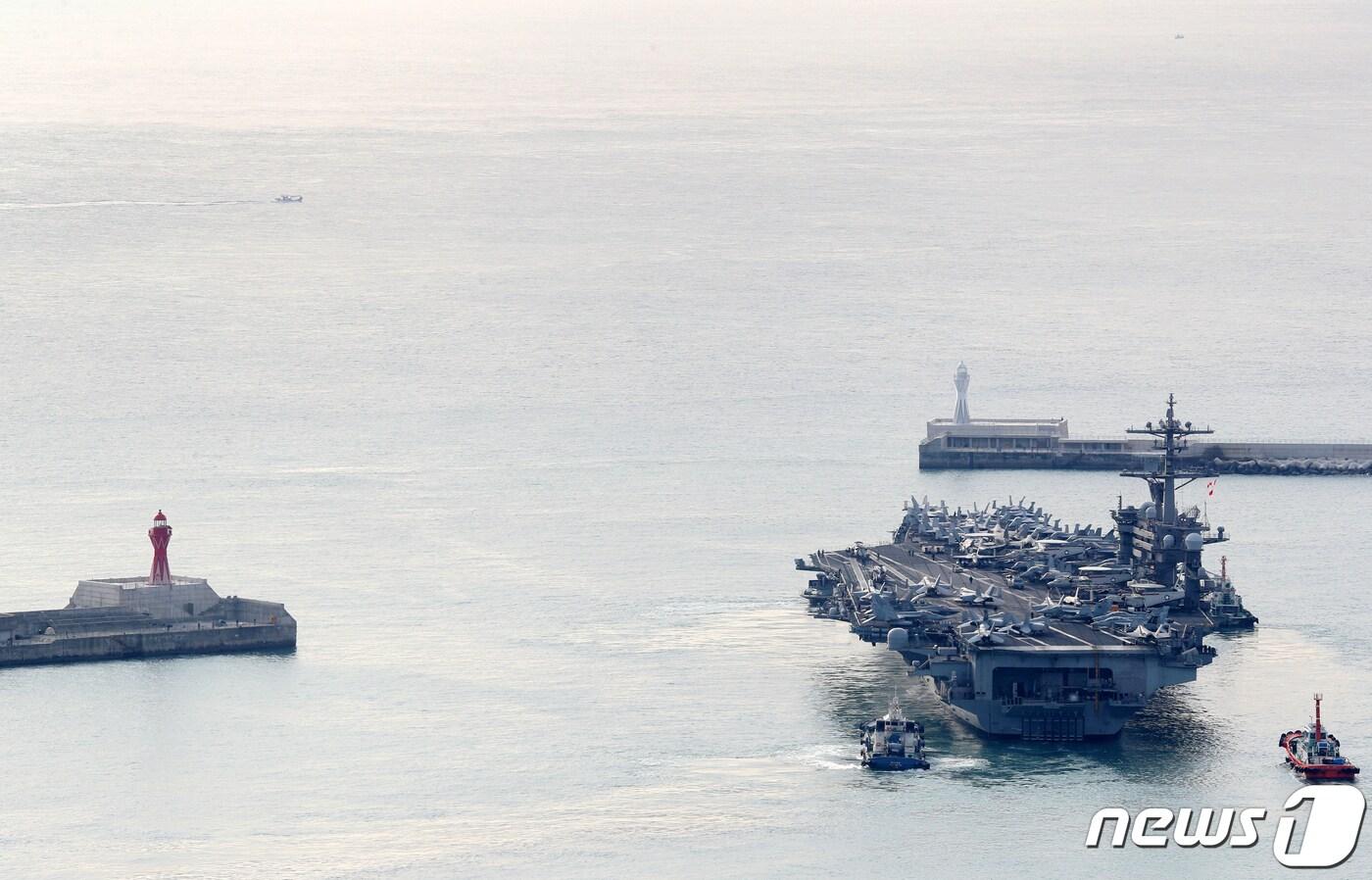 미국 해군 항공모함 '칼 빈슨'(오른쪽). 2023.11.26/뉴스1 ⓒ News1 윤일지 기자