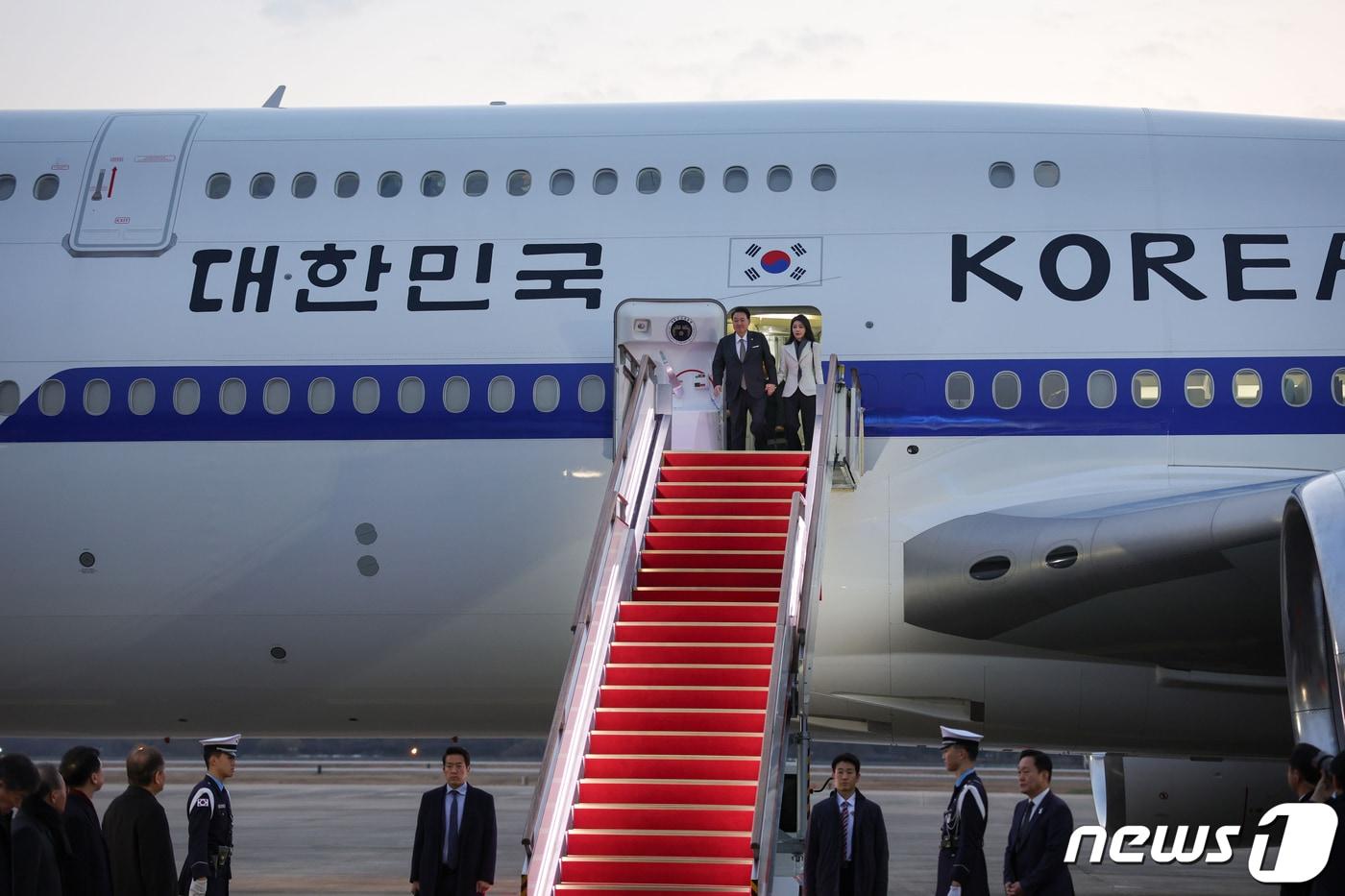 본문 이미지 - 영국·프랑스 순방을 마친 윤석열 대통령과 김건희 여사가 26일 오전 경기 성남시 서울공항에 도착해 공군 1호기에서 내리고 있다. (대통령실 제공) 2023.11.26/뉴스1 ⓒ News1 안은나 기자