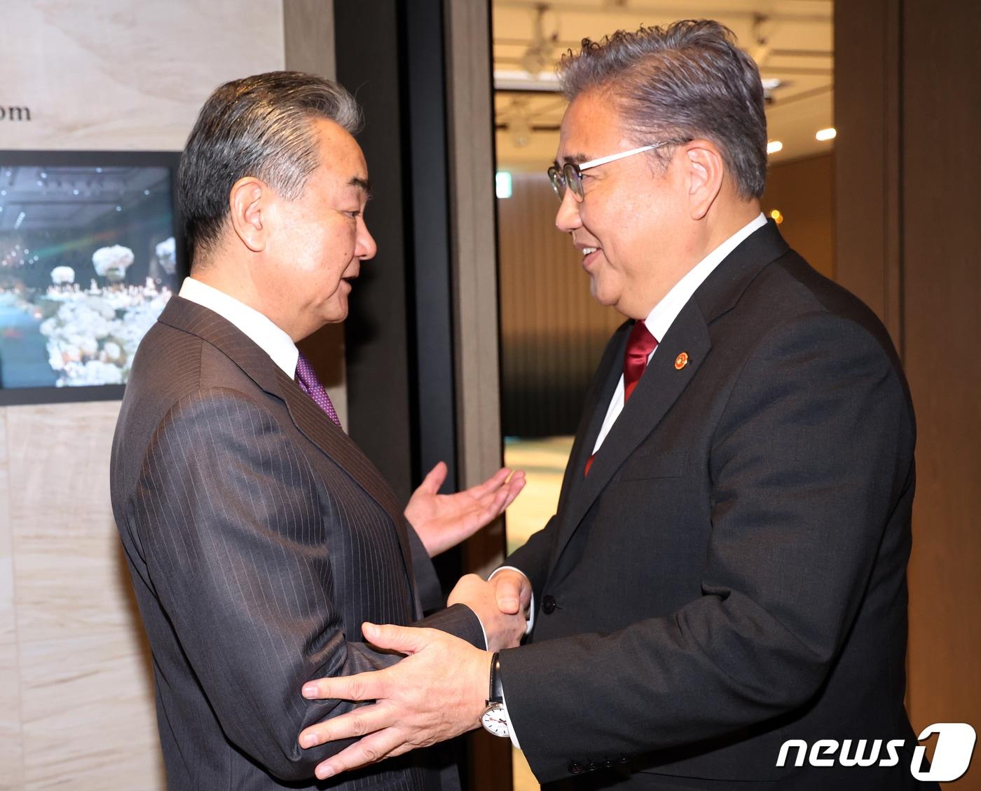 본문 이미지 - 박진 외교부 장관(오른쪽)과 왕이 중국 외교부장. 2023.11.26/뉴스1 ⓒ News1 김명섭 기자