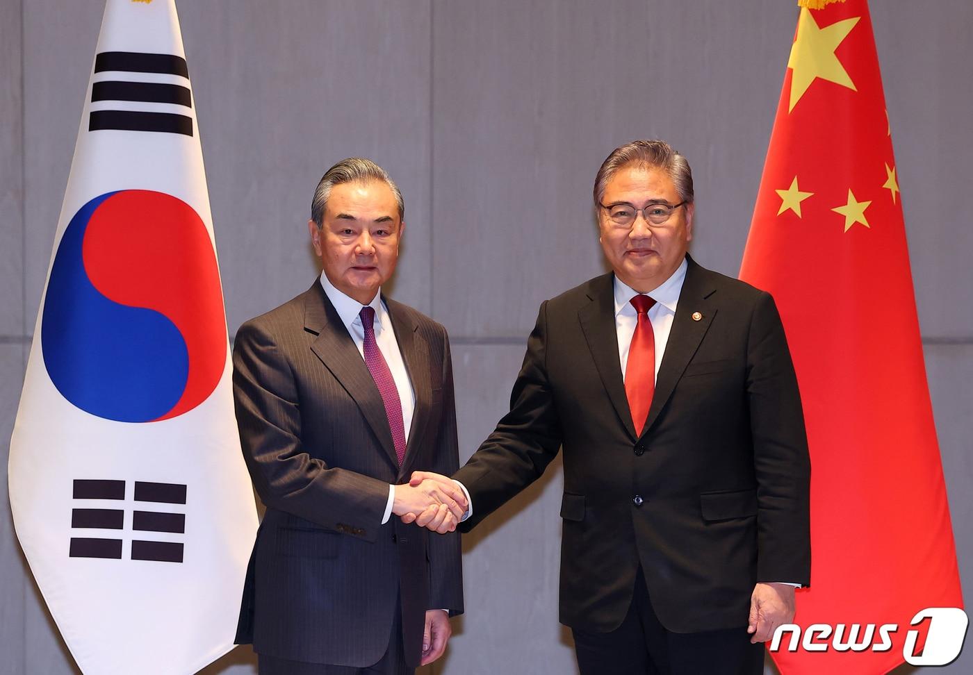 본문 이미지 - 박진 외교부 장관(오른쪽)과 왕이 중국 외교부장. 2023.11.26/뉴스1 ⓒ News1 김명섭 기자