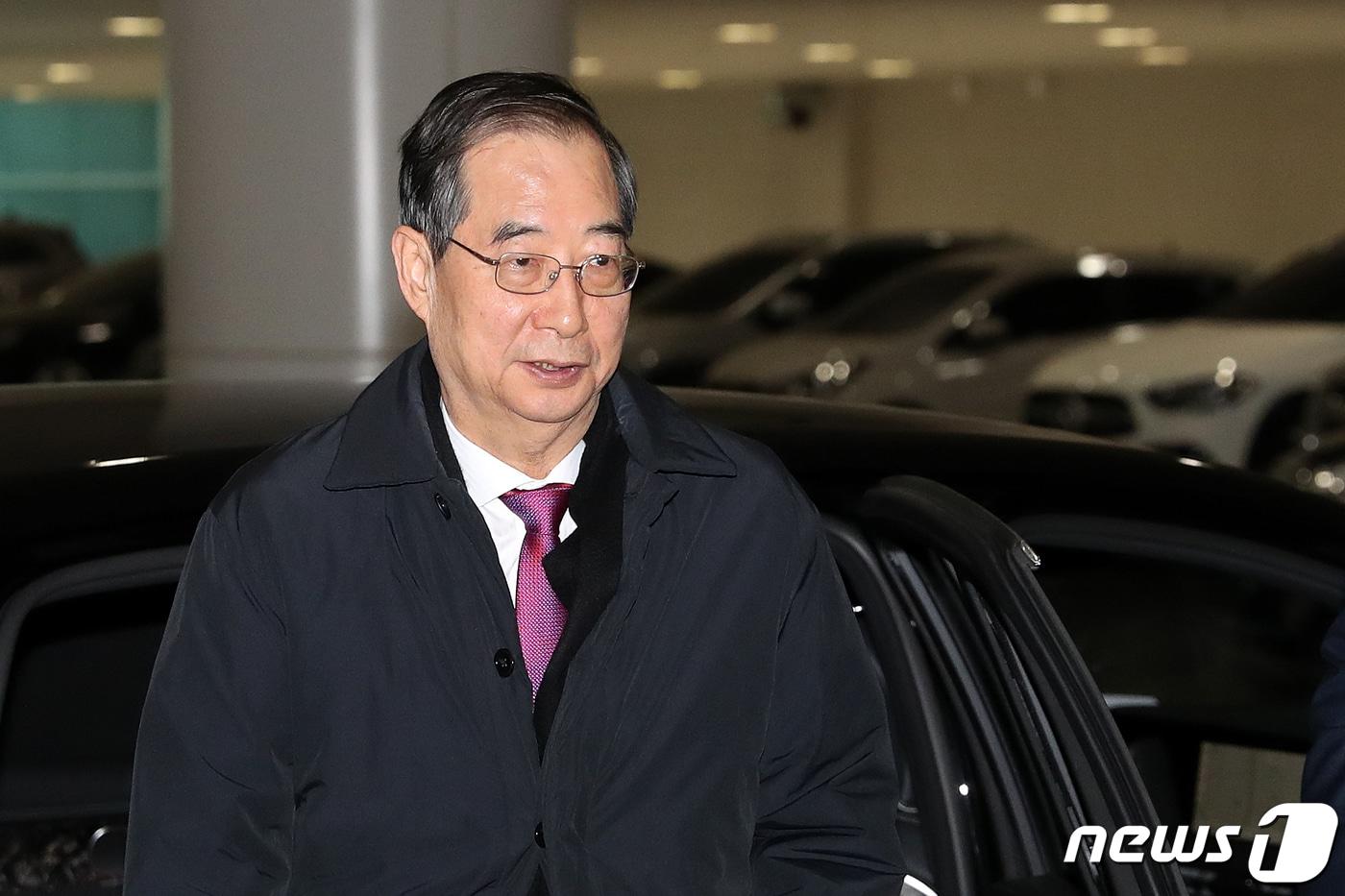 본문 이미지 - 한덕수 국무총리가 26일 인천국제공항에서 2030 부산세계박람회(엑스포) 개최지 투표가 진행되는 제173차 국제박람회기구(BIE) 총회 참석을 위해 프랑스 파리로 출국하고 있다. 2023.11.26/뉴스1 ⓒ News1 이승배 기자